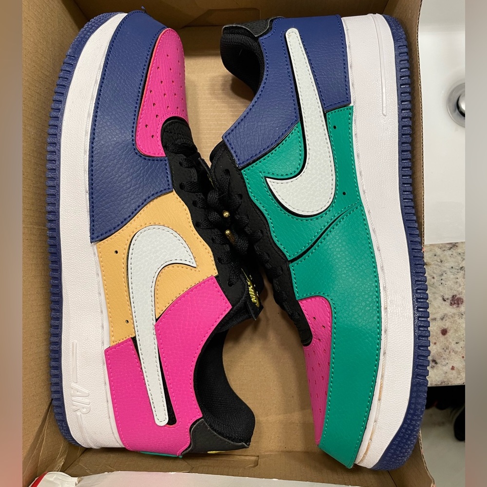 AIR FORCE 1/1 Low 'BLACK MULTI-COLOR' Men’s Size 9 in Excellent condition